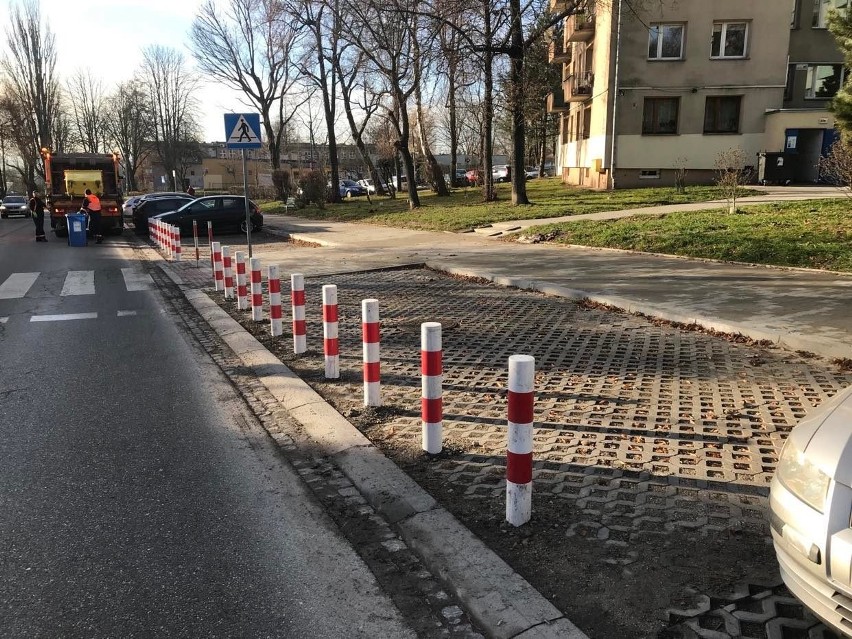 Absurd na osiedlu Na Stoku w Krakowie. Niedawno wyremontowane miejsca parkingowe... zablokowano słupkami