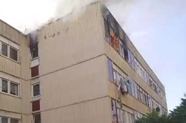 Pożar wybuchł 19 lipca w bloku na osiedlu Młodych Hutników w Dąbrowie GórniczejZobacz kolejne zdjęcia/plansze. Przesuwaj zdjęcia w prawo naciśnij strzałkę lub przycisk NASTĘPNE