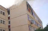 Grożny pożar w bloku w Dąbrowie Górniczej. Paliło się mieszkanie. Podtruty dymem policjant trafił do szpitala 