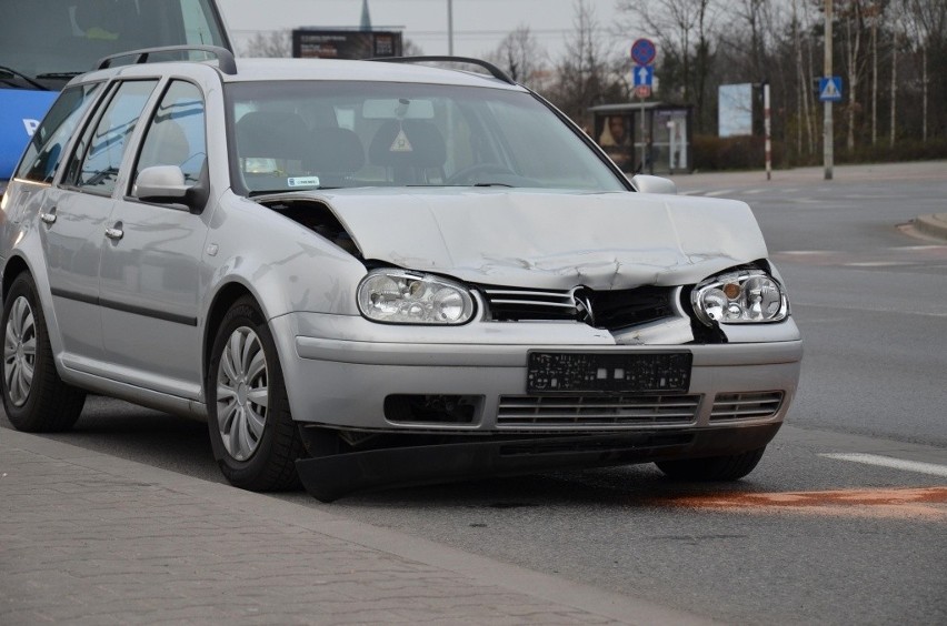 Wypadek na skrzyżowaniu Armii Krajowej i Borowskiej. Zderzyło się pięć aut (ZDJĘCIA)