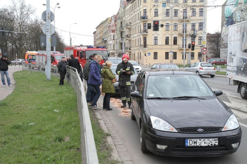 Wrocław: Wypadek na placu Staszica. Zderzyły się ford, skoda i mitsubishi (ZDJĘCIA)