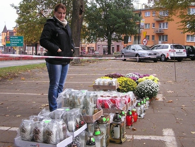Kwiaty i znicze zajęły część miejsc postojowych na placu Krofeya w Bytowie. 