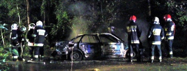 Volkswagen passat - kierowany przez 39-letniego mężczyznę - wypadł z jezdni na zakręcie i zatrzymał się na przydrożnym drzewie. Auto zapaliło się. 
