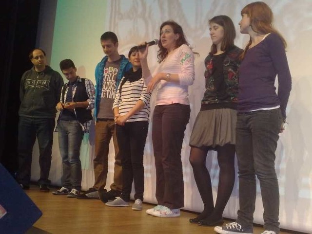 Młodzież z Europy południowo wschodniej przedstawia się na scenie Centrum Kultury w Jędrzejowie.