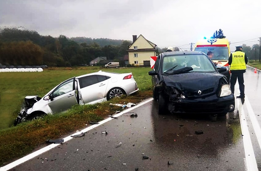 Binarowa. Na miejsce wypadku drogowego ratowników wezwał... rozbity samochód