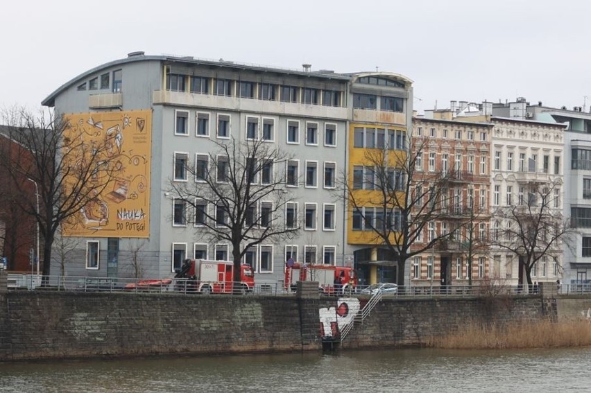 Z Odry koło mostu Grunwaldzkiego w centrum Wrocławia...