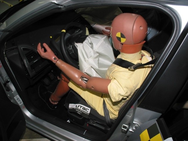 Manekin z czujnikami na siedzeniu kierowcy w citroenie C4, tuż przed testem na zderzenie czołowe.