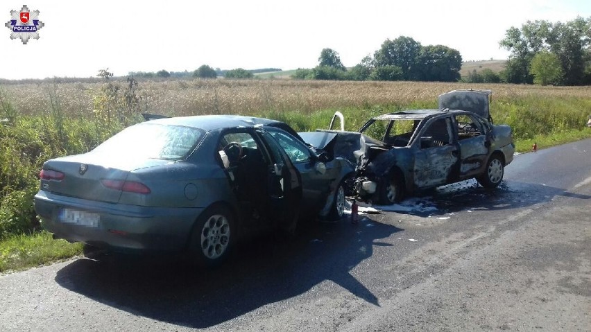 Wypadek w Olszance. Czołowe zderzenie alfy romeo i opla. Są ranni