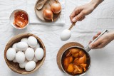 Piękne pisanki do święconki: barwienie jajek w łupinach cebuli. Jak przygotować jajka na Wielkanoc bez chemii? Malowanie cebulą to hit 2024!