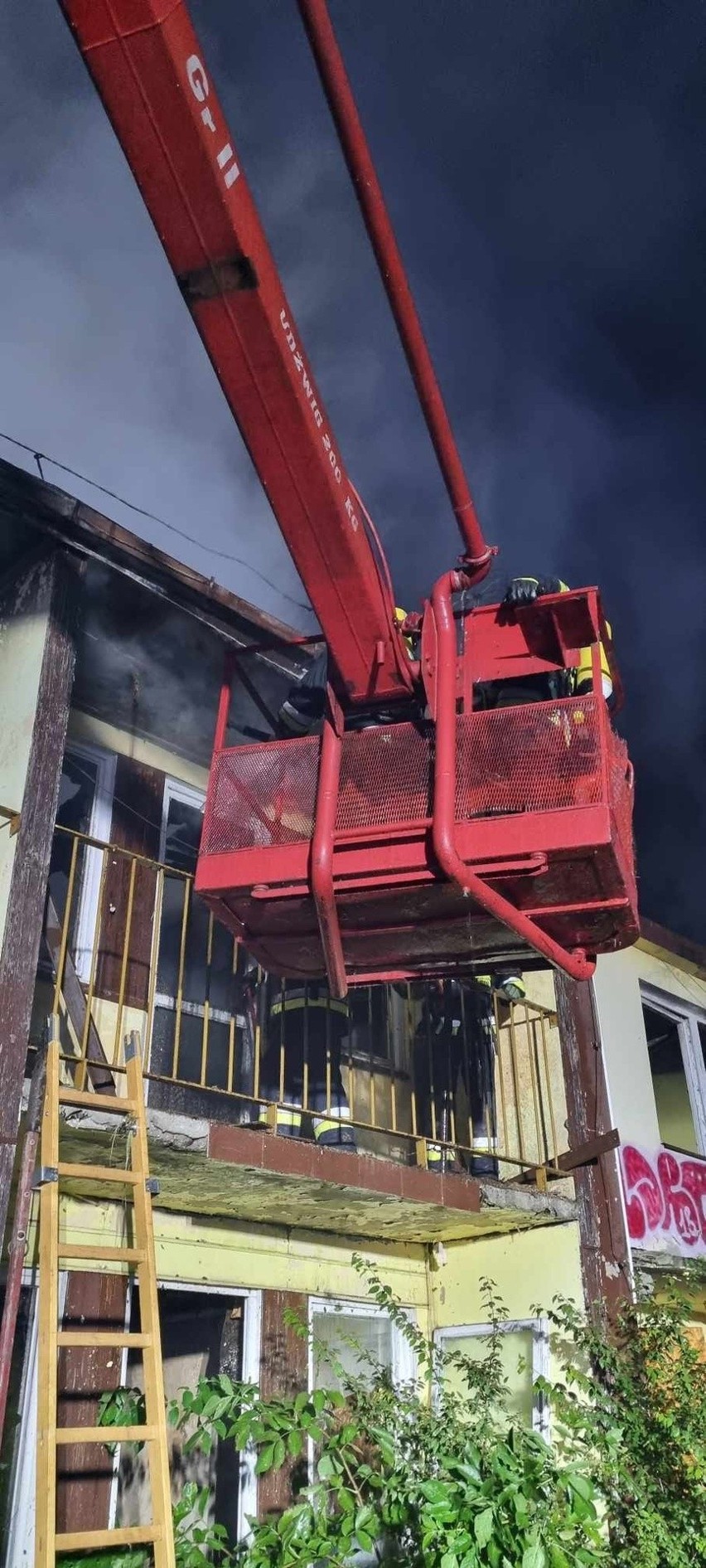 Przez całą noc płonął dawny hotel MSWiA w Tuszynie. Straty oszacowano na 300 tys. zł