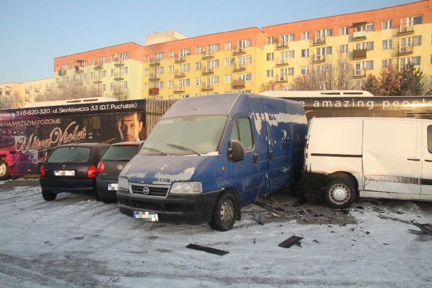 Autobusem miejskim w Kielcach staranował 13 samochodów! Kierowca zmarł w szpitalu 