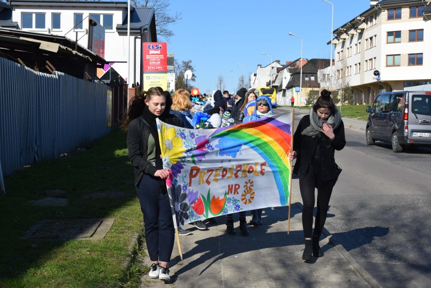 W Światowy Dzień Świadomości Autyzmu przedszkolaki i uczniowie przemaszerowali przez Słupsk