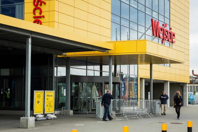 Po ponad półtora miesiąca klienci znów mogą wejść do sklepów IKEA. W poniedziałek przed sklepem w Katowicach ciągnęła się ogromna kolejka klientów, którzy chcieli zrobić zakupy. Sprawdziliśmy, jak wygląda sytuacja w Bydgoszczy. Klientów nie brakowało, ale było ich znacznie mniej, niż miedzy innymi na Śląsku.