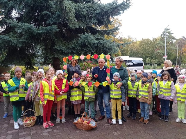 Uczniowie PSP numer 1 w Pionkach, z okazji Dnia Jabłka, poczęstowały owocami burmistrza Pionek Roberta Kowalczyka (w środku).