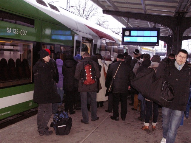 Opóźniony i przepełniony pociąg z Kostrzyna nad Odrą był też oblegany przez podróżnych na poznańskim dworcu. Na  tablicach  informacyjnych można wyczytać, jak duże są opóźnienia.
