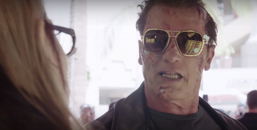 Arnold Schwarzenegger jako Terminator nabierał przechodniów....