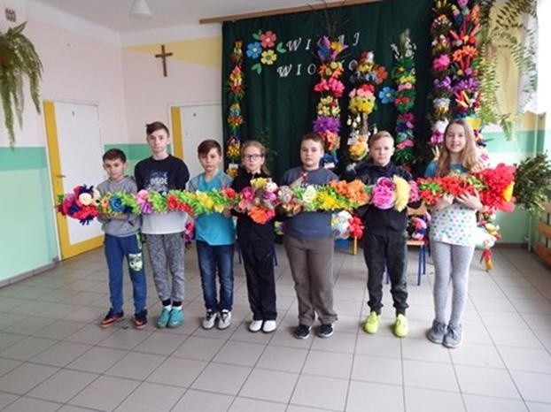 Uczniowie Szkoły Podstawowej w Chrobrzu z rodzicami wykonali piękne palmy wielkanocne [ZDJĘCIA]