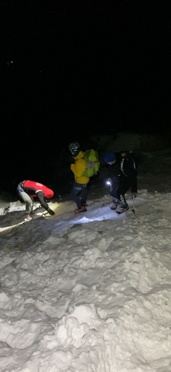 Tatry. Poszli na Rysy w lekkich butach sportowych, dresach. Nie mieli raków, czekanów, ani czołówki