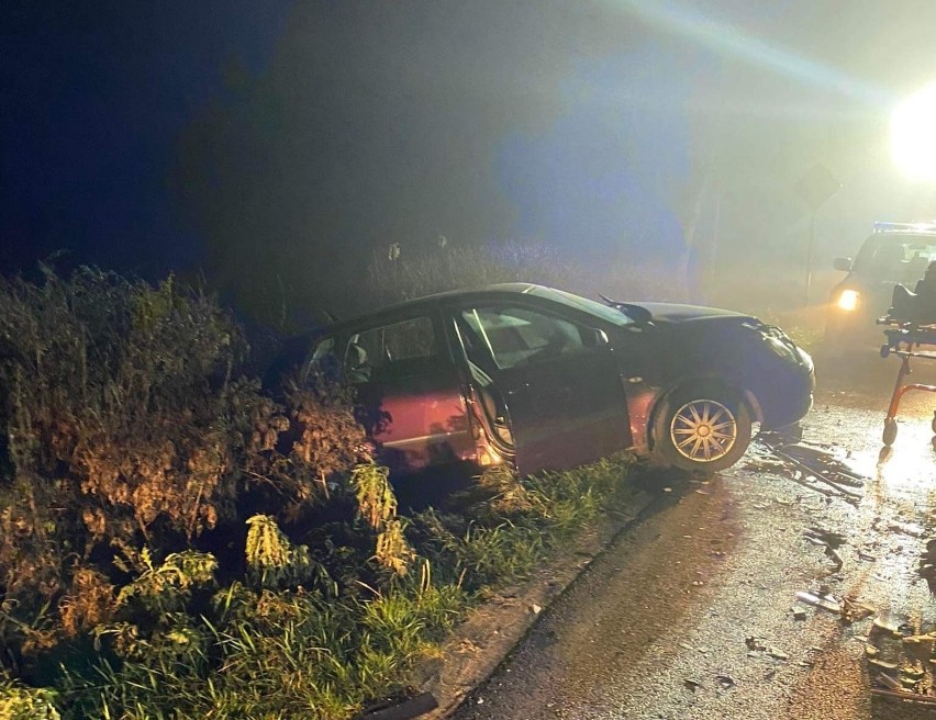 Wypadek w Sławniowie. Czołowe zderzenie dwóch samochodów, dwie osoby w szpitalu