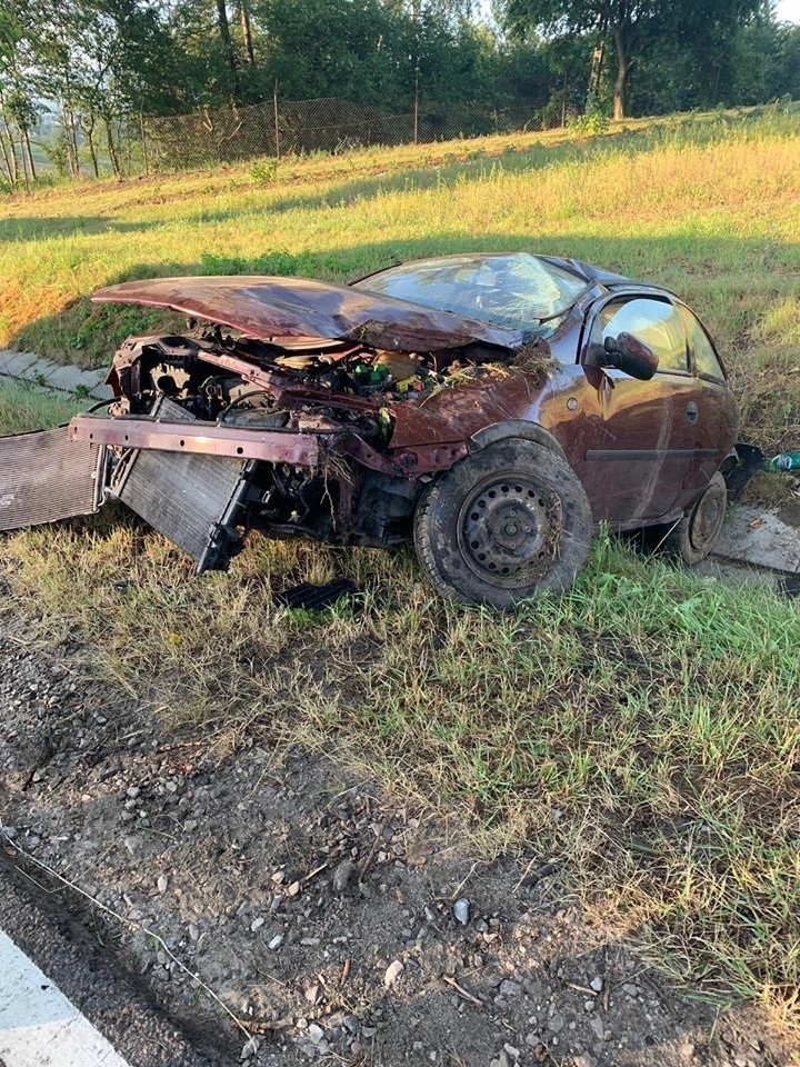 Opel wypadł z drogi i dachował na drodze wojewódzkiej w Zabłędzy [ZDJĘCIA]