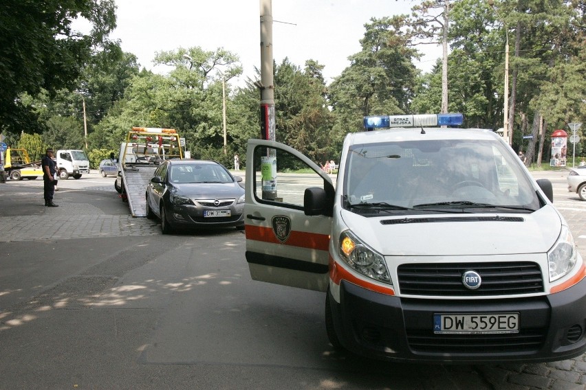 Akcja straży miejskiej. Lawety poszły w ruch przy zoo i ul. Wystawowej (ZDJĘCIA)