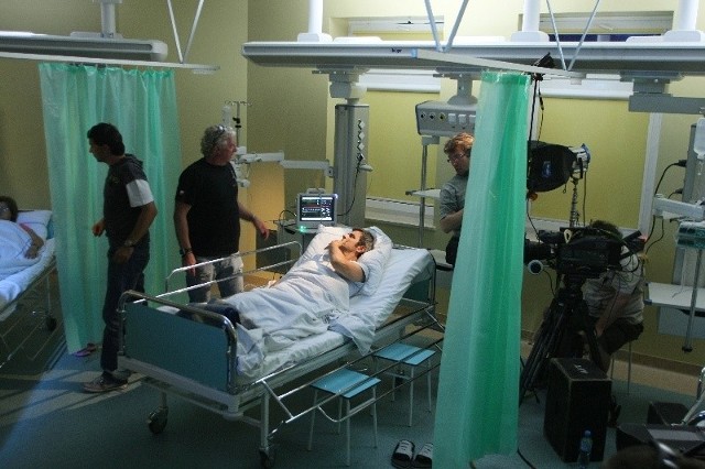 Zdjęcie z planu zdjęciowego serialu "Ojciec Mateusz" realizowanego w kieleckim szpitalu.