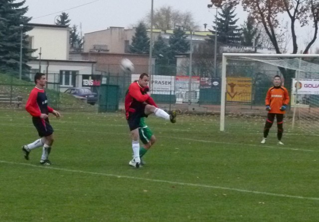 Piłkarze KS Jastrząb (przy piłce Dawid Figarski) ulegli 0:8 rezerwom Radomiaka Radom