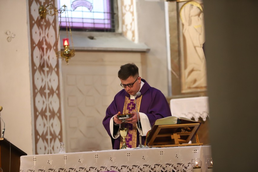 Msza święta pod przewodnictwem biskupa Mariana Florczyka i Droga Krzyżowa w Masłowie. Było bardzo dużo wiernych. Zobacz zdjęcia