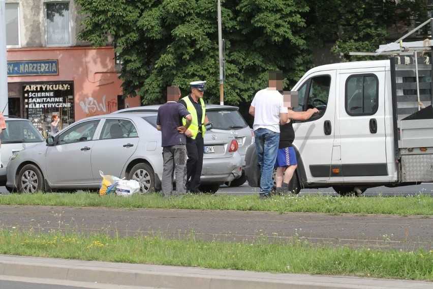 Wypadek na skrzyżowaniu Bałtyckiej i Żmigrodzkiej. Zderzyły się trzy auta
