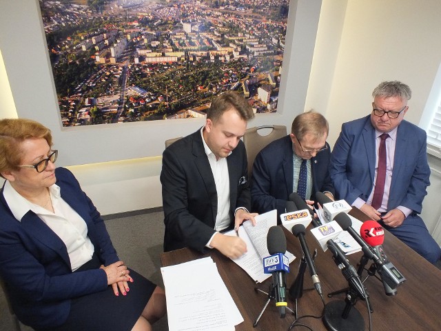 Umowę podpisują prezydent Marek Materek i Ryszard Wojtan- prezes starachowickiej firmy Budromost