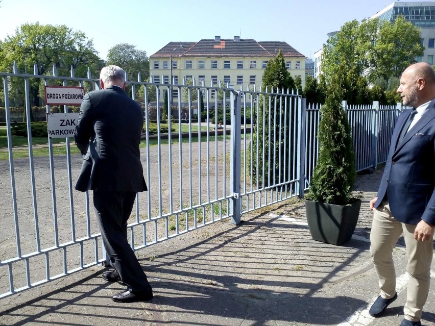 Otwarta symbolicznie bramka oddziela dziedziniec od strony...