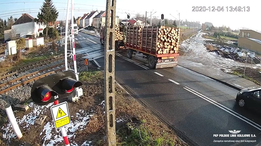 Groźna sytuacja miała miejsce na przejeździe kolejowym w...