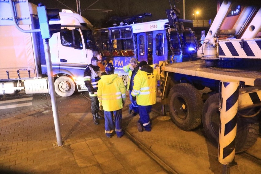 Wypadek przy Gliniankach. Ciężarówka wjechała w tramwaj