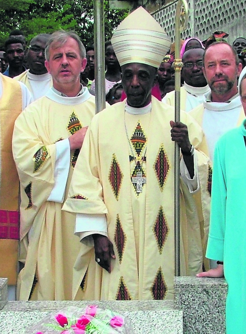 Ksiądz Jan Piotrowski (od lewej) wiele lat był na misjach....