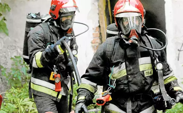 Podczas akcji ratunkowych, w których w grę wchodzi kontakt z niebezpiecznymi, trującymi oparami, strażacy muszą być odpowiednio wyposażeni, m.in.  w maski.