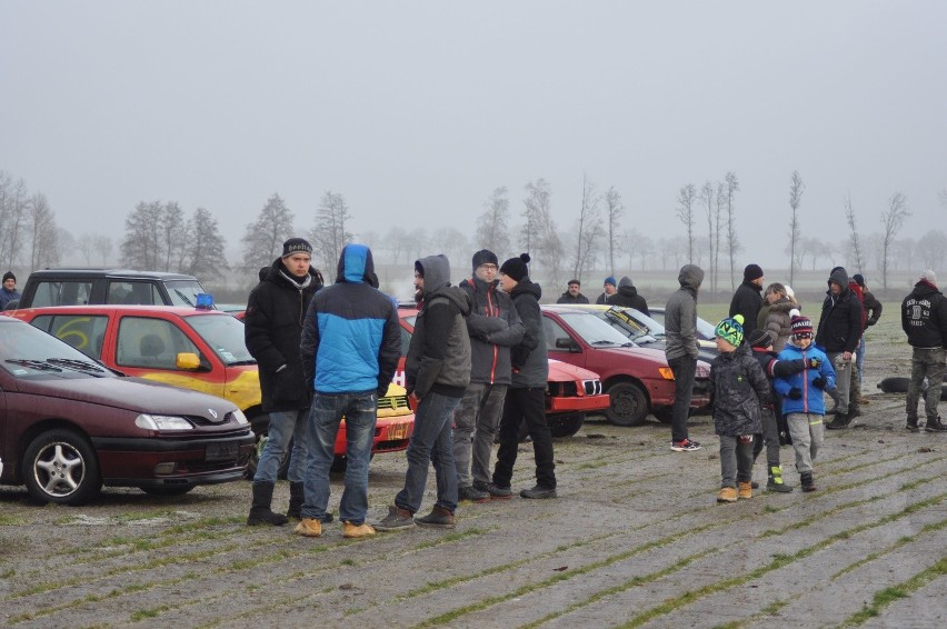 Na polu pod Szczecinkiem ścigało się blisko 20 amatorów...