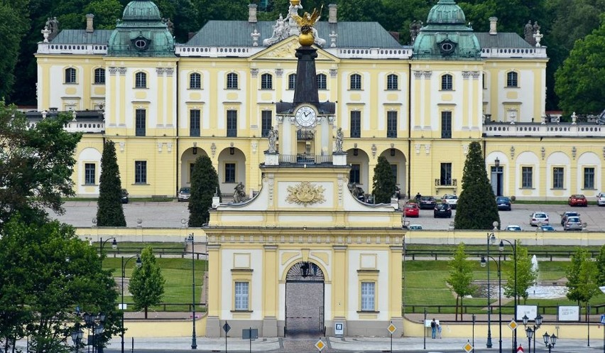 Najstarszy pracujący mechanizm zegarowy w Polsce znajduje...