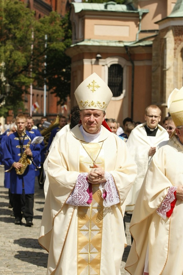 Arcybiskup Józef Kupny jest brany pod uwagę, bo jest młody i potrafi wyjść do ludzi