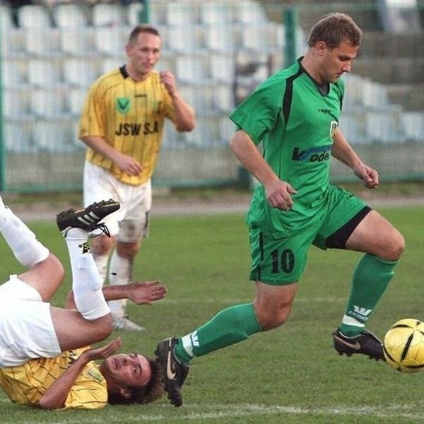 Przemysław Pałkus (z piłką), pomocnik Stali Stalowa Wola, ma już propozycję z innego klubu.