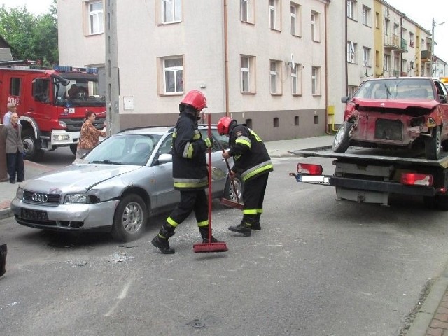 Kierujący Citroenem nie ustąpił pierwszeństwa przejazdu jadącemu na drodze z pierwszeństwem kierującym  Audi.