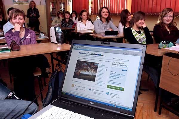Uczniowie gimnazjum w Tyczynie z zaciekawienie przyglądali się prezentacji.