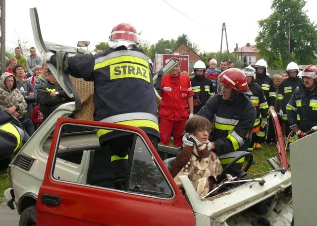 Pokaz akcji ratowania ofiar wypadku drogowego był bardzo widowiskowy.