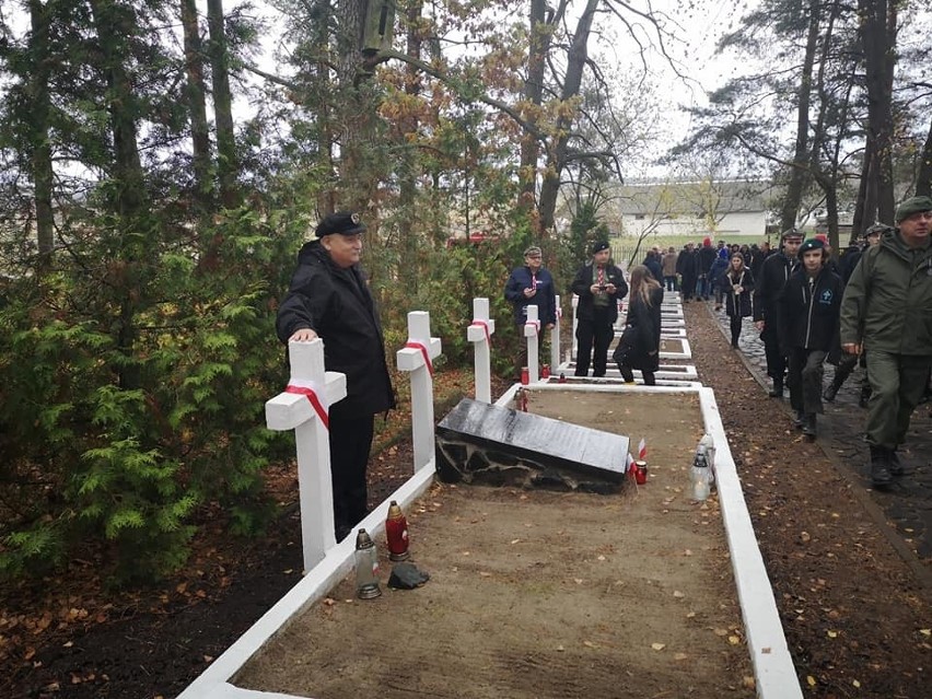 Ogień Niepodległości z polskiego cmentarza na Ukrainie już jest w Ostrowcu. Zapłonie 11 listopada przy pomniku Józefa Piłsudskiego [ZDJĘCIA]