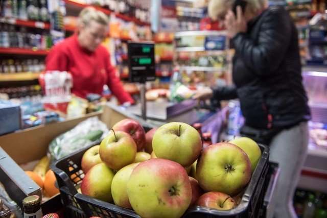 W Polsce zmniejsza się liczba sklepów. Dotyczy to głównie miejsc, w których możemy kupować produkty spożywcze.