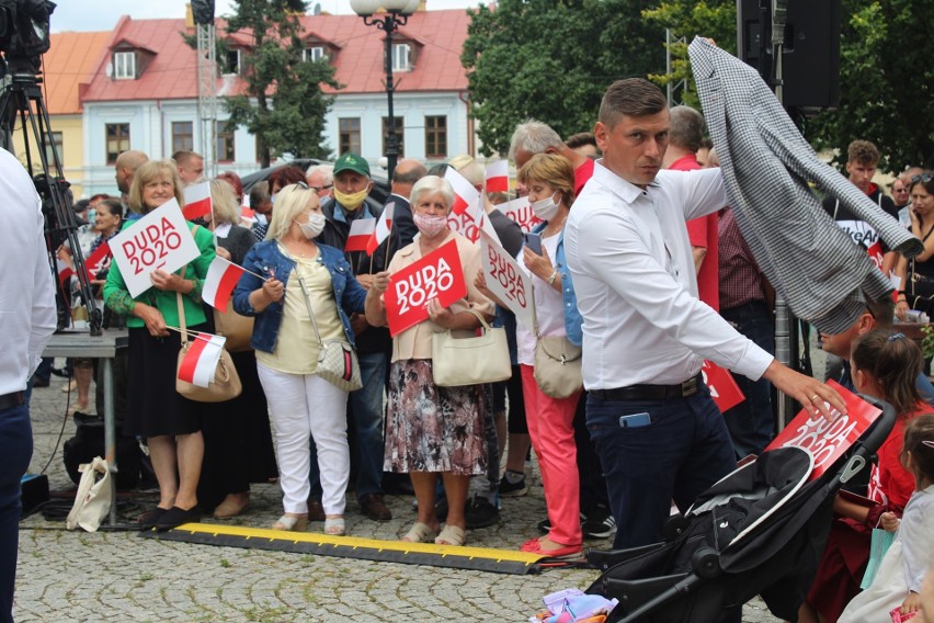 Andrzej Duda w Białej Podlaskiej o silnych sojuszach i potrzebie inwestycji. Były oklaski, okrzyki i transparent o ułaskawieniu pedofila