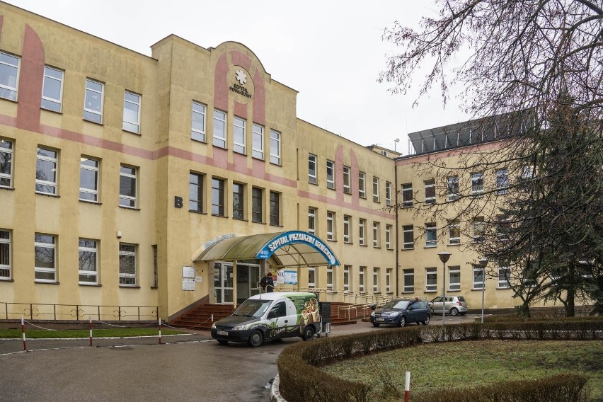 Tajemnicza śmierć pacjenta pod szpitalem w Bielsku Podlaskim. Biegły sądowy musi przeprowadzić dodatkowe badania