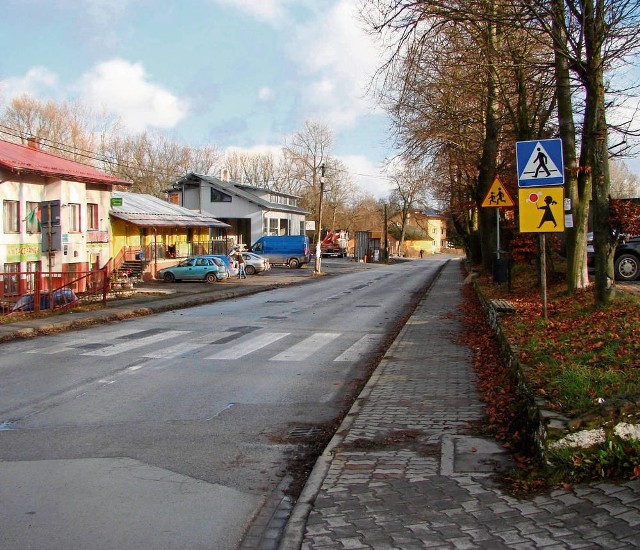 Droga powiatowa prowadząca w kierunku Rzeżuśni