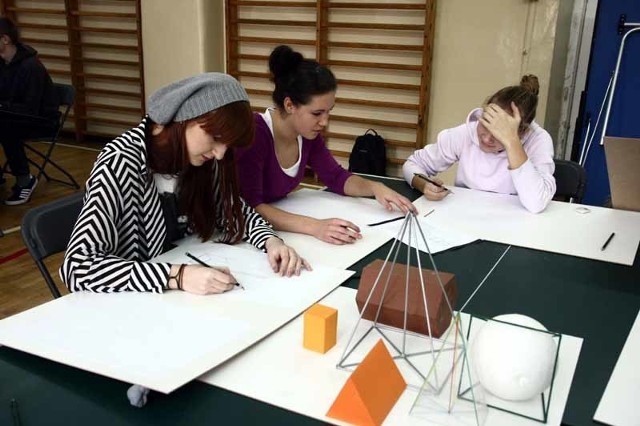 Sandra Nika Socharczuk (po lewej) i Iwona Miluska (obok) uczą się projektowania. Bardzo chcą zostać architektami, dlatego uczęszczają na dodatkowe zajęcia w VI Liceum Ogólnokształcącym.