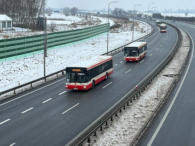 Dwa z siedmiu autobusów od Gdańska nie dojadą na Ukrainę. Konwój z pomocą dla miast walczącego kraju ruszył dziś z przygodami