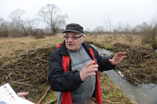 - Te łąki i pola są od lat zalewane - mówi sołtys Janusz Błażków.